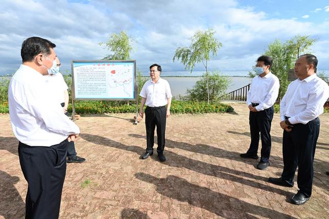 防汛常規物資中主要包含麻袋吸水膨脹袋,無紡布吸水膨脹袋,防汛沙袋,防汛噸袋,防汛編織袋,雨衣,雨靴,雨傘,彩條布,工兵鏟,十字鎬,八磅錘,應急救生包等。