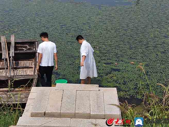 防汛常規(guī)物資中主要包含麻袋吸水膨脹袋,無紡布吸水膨脹袋,防汛沙袋,防汛噸袋,防汛編織袋,雨衣,雨靴,雨傘,彩條布,工兵鏟,十字鎬,八磅錘,應急救生包等。